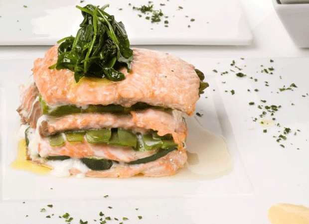 salmón y espinaca para bronceado